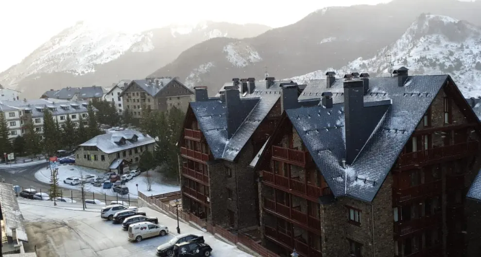 Imágenes de la nevada con la que ha amanecido este viernes el Pirineo.