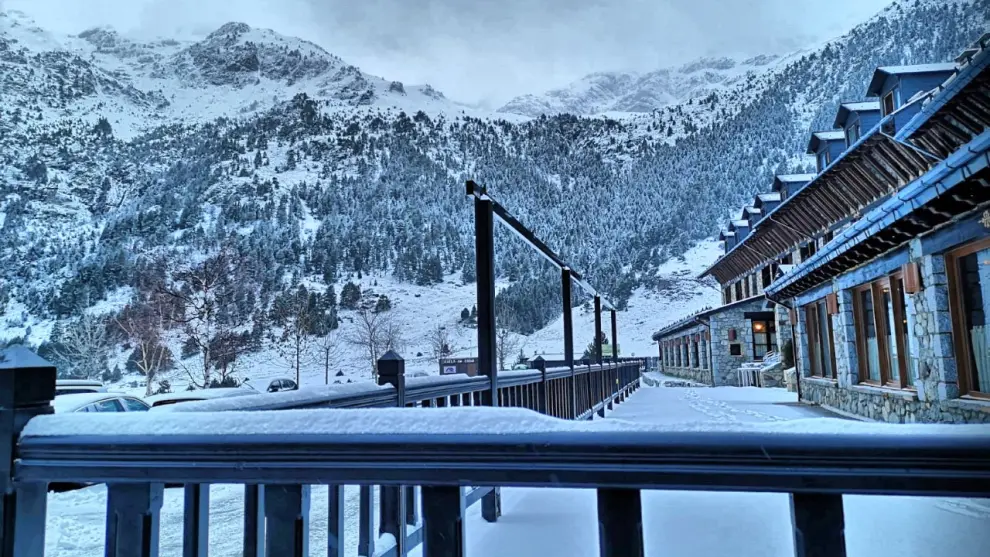 Imágenes de la nevada con la que ha amanecido este viernes el Pirineo.