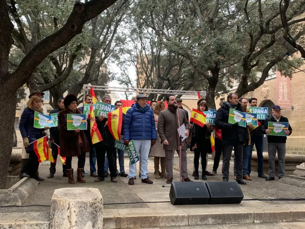 Un cententar de personas han apoyado la movilización convocada por Vox en Huesca