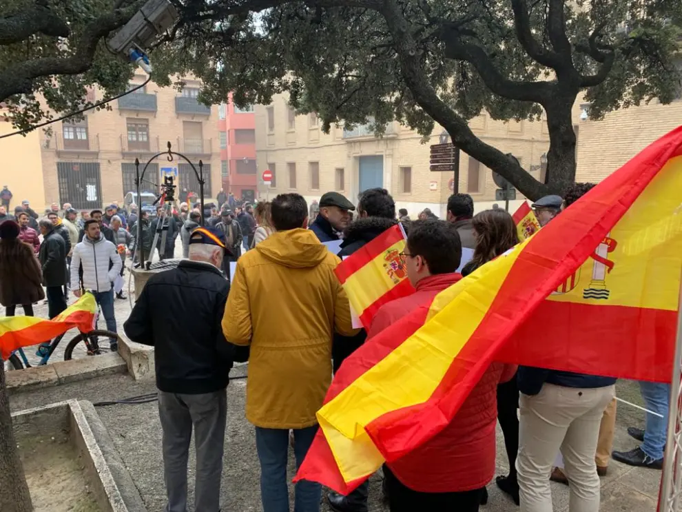 Un cententar de personas han apoyado la movilización convocada por Vox en Huesca