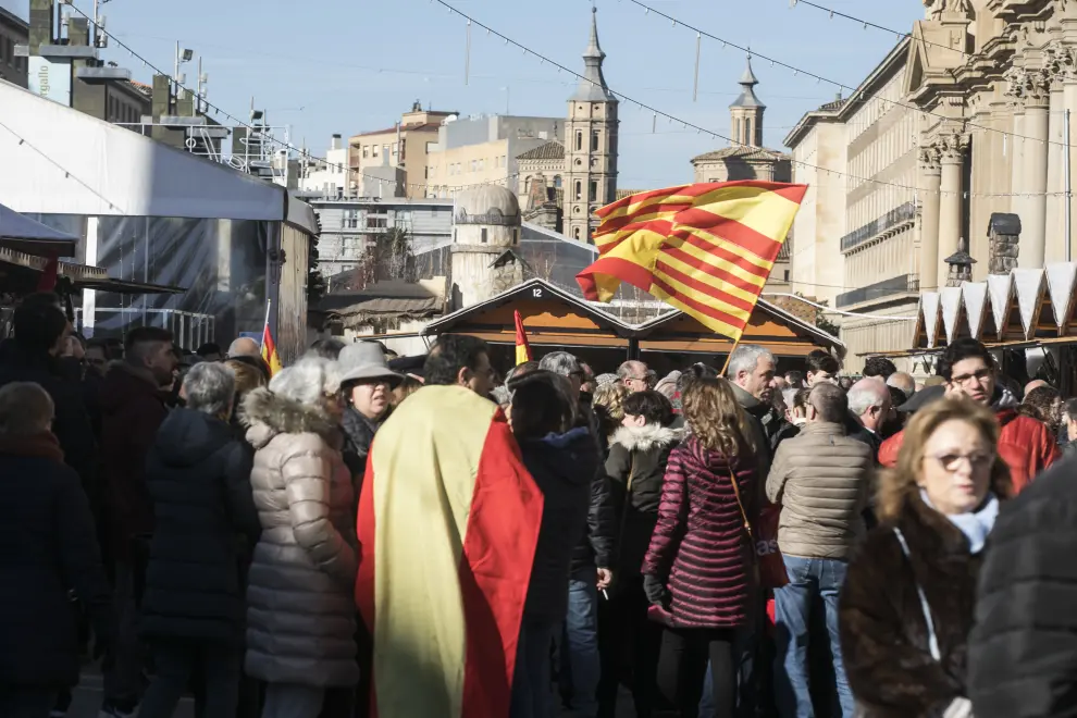 En Zaragoza unas 1.200 personas han secundado la concentración en la plaza del Pilar.