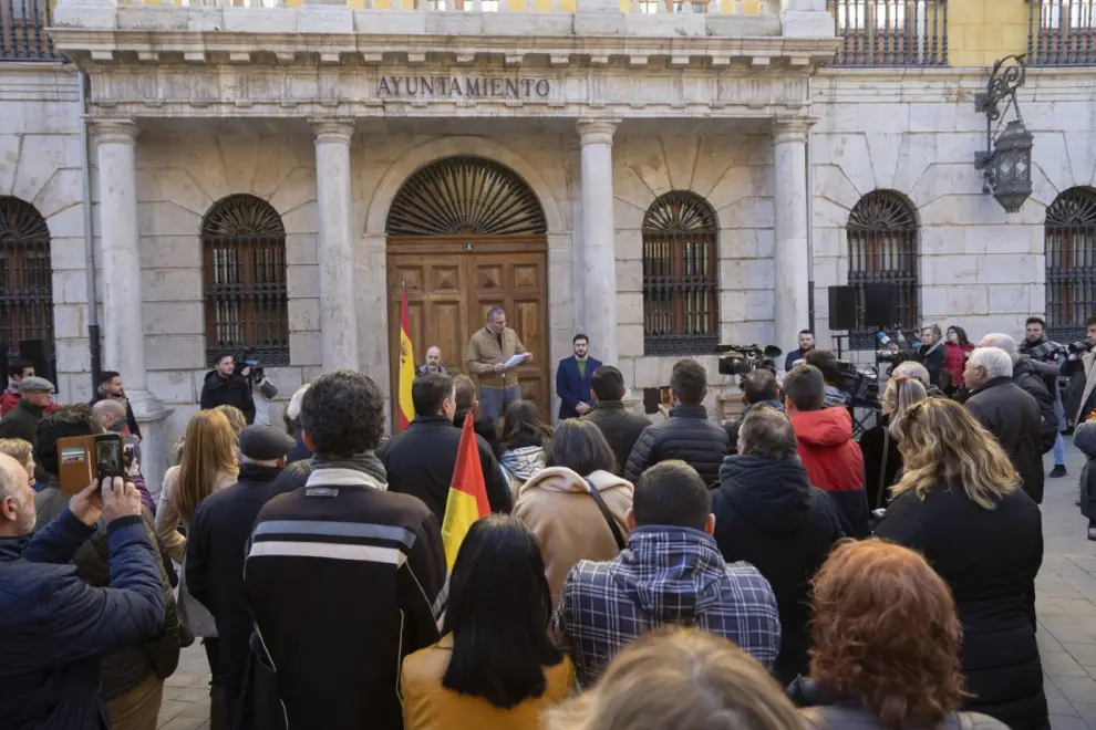 El secretario general de Vox y diputado en el Congreso de Vox Ortega Smith ha acudido a la concentración en Teruel, en la que ha leído el manifiesto