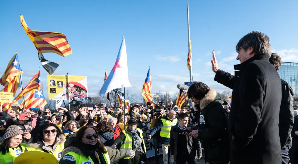 El presidente de la Generalitat, Quim Torra, entre los líderes nacionalistas que han acompañado a los manifestantes que han recibido en el Parlamento Europeo, en Estrasburgo, a Carles Puigdemont y Toni Comín, que han ocupado sus escaños como eurodiputados.