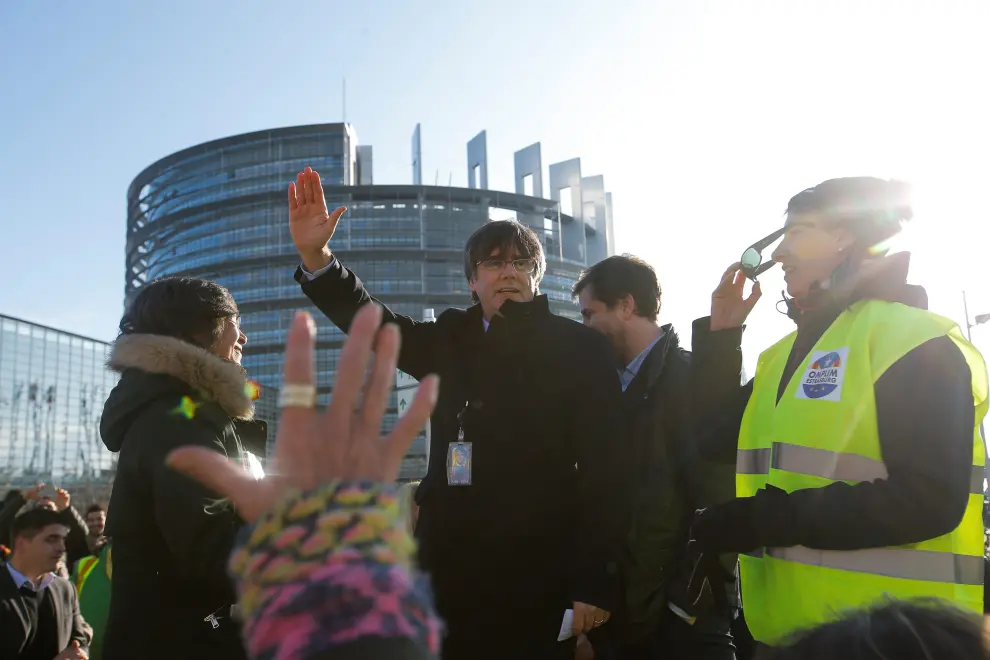 Former member of the Catalan government Carles Puigdemont greets supporters as he arrive to attend his first plenary session as member of the European Parliament in Strasbourg, France, January 13, 2020. REUTERS/Vincent Kessler [[[REUTERS VOCENTO]]] SPAIN-POLITICS/CATALONIA-EU