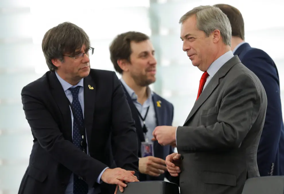 Former member of the Catalan government Carles Puigdemont and Brexit Party leader Nigel Farage attend the plenary session of the European Parliament in Strasbourg, France, January 13, 2020. REUTERS/Vincent Kessler [[[REUTERS VOCENTO]]] SPAIN-POLITICS/CATALONIA-EU