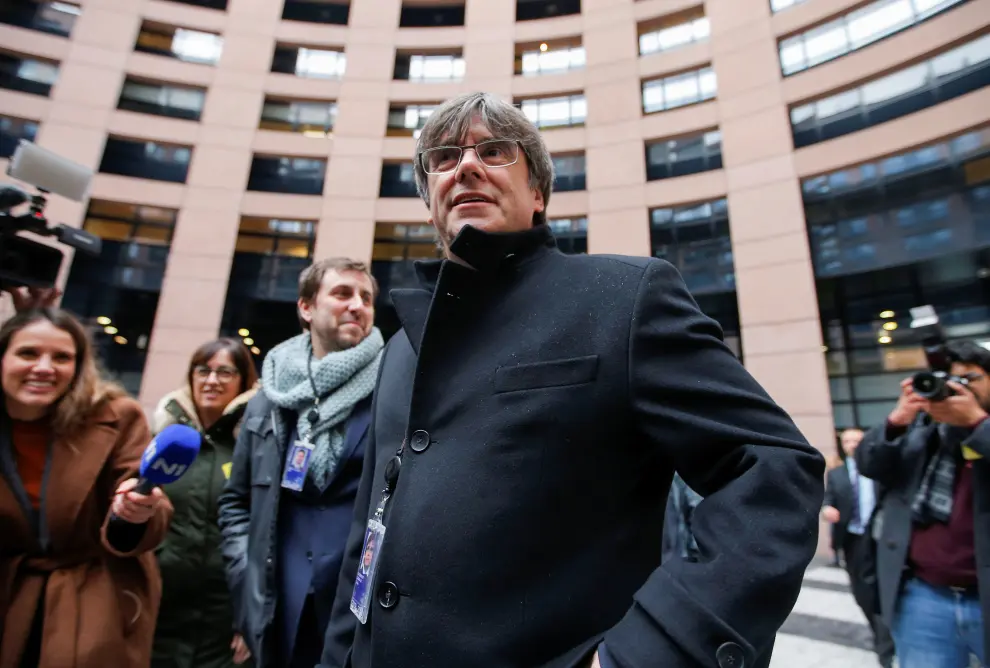El presidente de la Generalitat, Quim Torra, entre los líderes nacionalistas que han acompañado a los manifestantes que han recibido en el Parlamento Europeo, en Estrasburgo, a Carles Puigdemont y Toni Comín, que han ocupado sus escaños como eurodiputados.