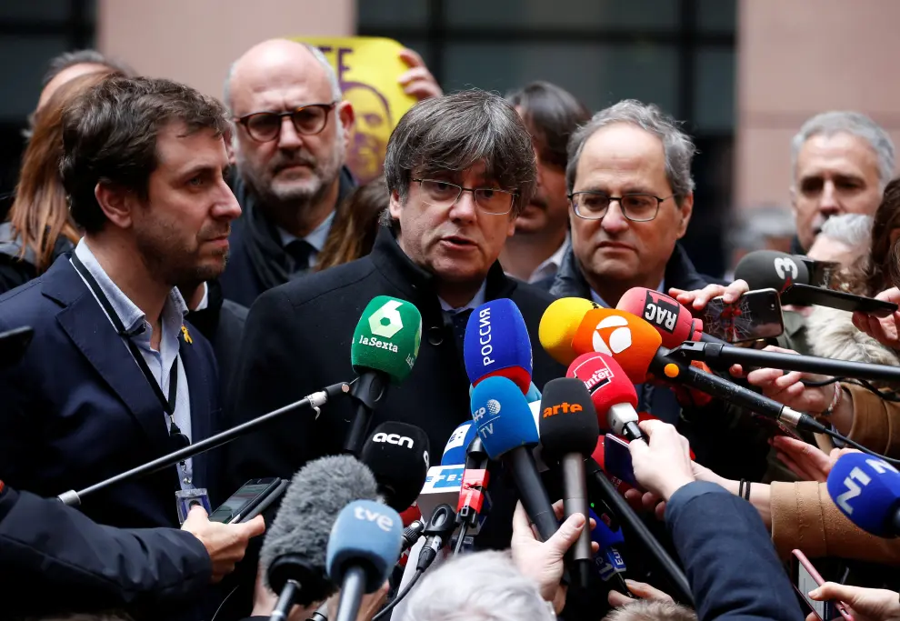 Former members of the Catalan government Carles Puigdemont, talks to media as he arrives to attend his first plenary session as a member of the European Parliament in Strasbourg, France, January 13, 2020. REUTERS/Vincent Kessler [[[REUTERS VOCENTO]]] SPAIN-POLITICS/CATALONIA-EU