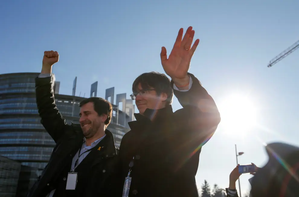 Former members of the Catalan government Carles Puigdemont and Toni Comin greet supporters as they arrive to attend their first plenary session as members of the European Parliament in Strasbourg, France, January 13, 2020. REUTERS/Vincent Kessler [[[REUTERS VOCENTO]]] SPAIN-POLITICS/CATALONIA-EU