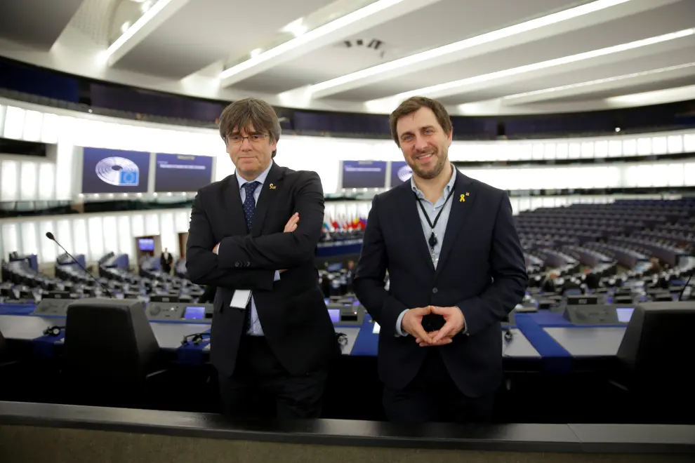 Former members of the Catalan government Carles Puigdemont and Toni Comin are pictured in the plenary room ahead of their first session as members of the European Parliament in Strasbourg, France, January 13, 2020. REUTERS/Vincent Kessler [[[REUTERS VOCENTO]]] SPAIN-POLITICS/CATALONIA-EU