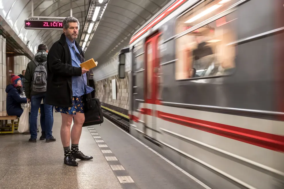 Berlin (Germany), 12/01/2020.- People wearing no pants participate in the worldwide event 'No Pants Subway Ride' in Berlin, Germany, 12 January 2020. The annual event which has started in the New York city in 2002 became a global happening organized by a New York based comedic performance art group 'Improv Everywhere'. (Alemania, Nueva York) EFE/EPA/HAYOUNG JEON No Pans Subway Ride in Berlin