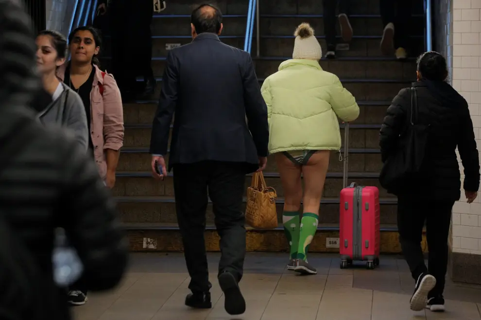 People participate in the annual "No Pants Subway Ride" in New York City, U.S., January 12, 2020. REUTERS/Brendan McDermid [[[REUTERS VOCENTO]]] USA-NOPANTSRIDE/NEW YORK