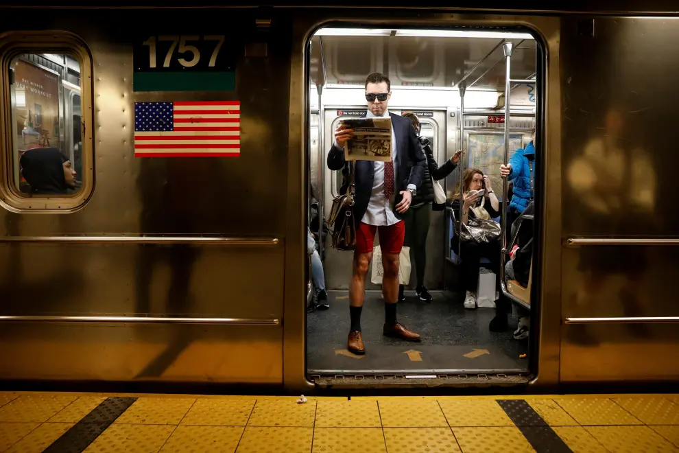 People participate in the annual "No Pants Subway Ride" in New York City, U.S., January 12, 2020. REUTERS/Brendan McDermid [[[REUTERS VOCENTO]]] USA-NOPANTSRIDE/NEW YORK