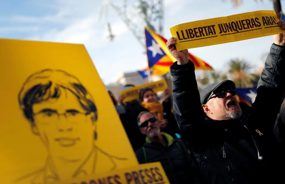 A Pro-independence supporter holds a sign reading "Freedom Junqueras" next to an image of former Catalan leader Carles Puigdemont, during a protest after Spain's electoral board and Supreme Court blocking jailed Catalan leader Oriol Junqueras as a European Union (EU) lawmaker in Barcelona, Spain January 13, 2020. REUTERS/Nacho Doce [[[REUTERS VOCENTO]]] SPAIN-POLITICS/CATALONIA-PROTEST