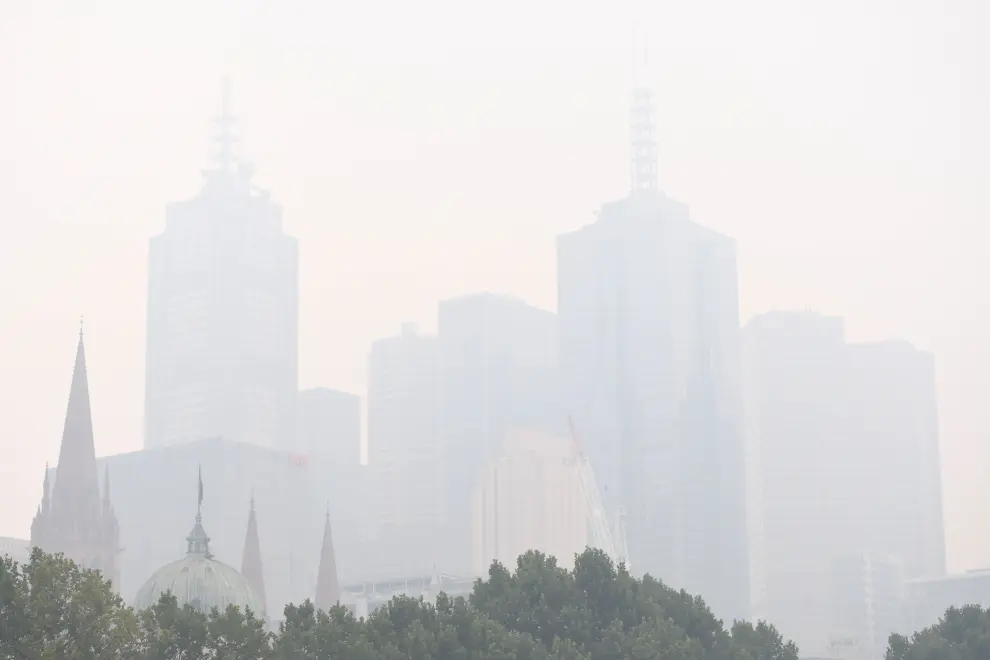 Melbourne (Australia), 13/01/2020.- Morning commuters are seen through smoke haze from bushfires in Melbourne, Australia, 14 January 2020. Smoke haze from the East Gippsland bushfires has drifted across Victoria reaching Melbourne prompting health warnings. (Incendio) EFE/EPA/ERIK ANDERSON AUSTRALIA AND NEW ZEALAND OUT Smoke haze over Melbourne