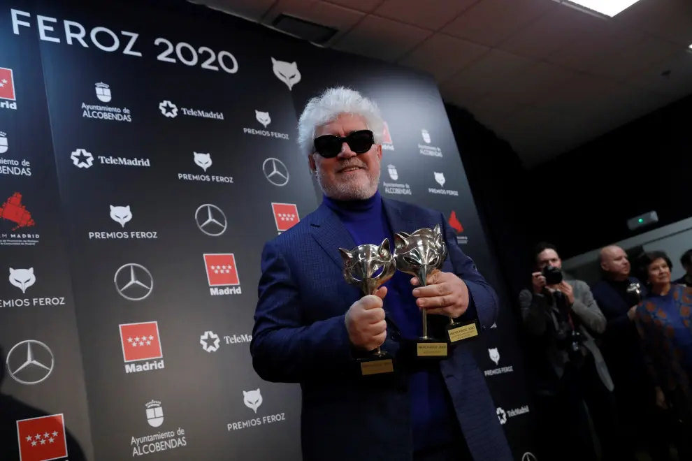 El director y realizador Pedro Almodóvar posa con los premios recibidos