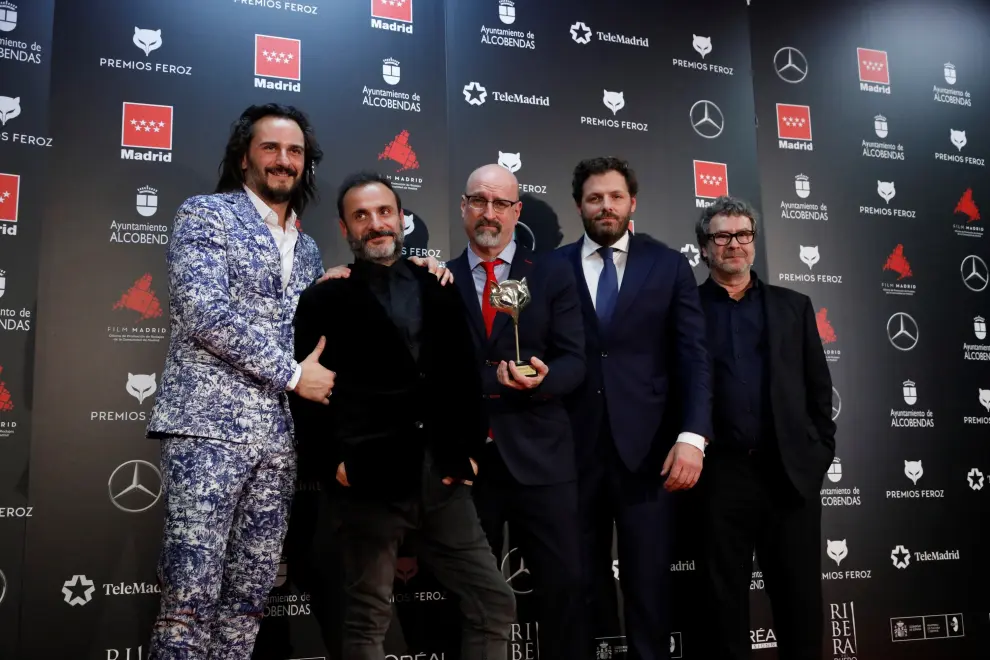 El equipo de la película "Sordo" posan con el "Premio Especial" recibido durante la entrega de los Premios Feroz