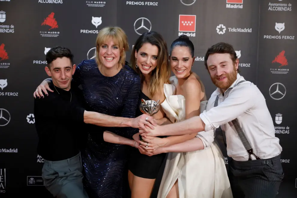 l equipo de la serie "Vida perfecta" posa con el premio a la "Mejor serie de comedia" durante la gala de los Premios Feroz 2020
