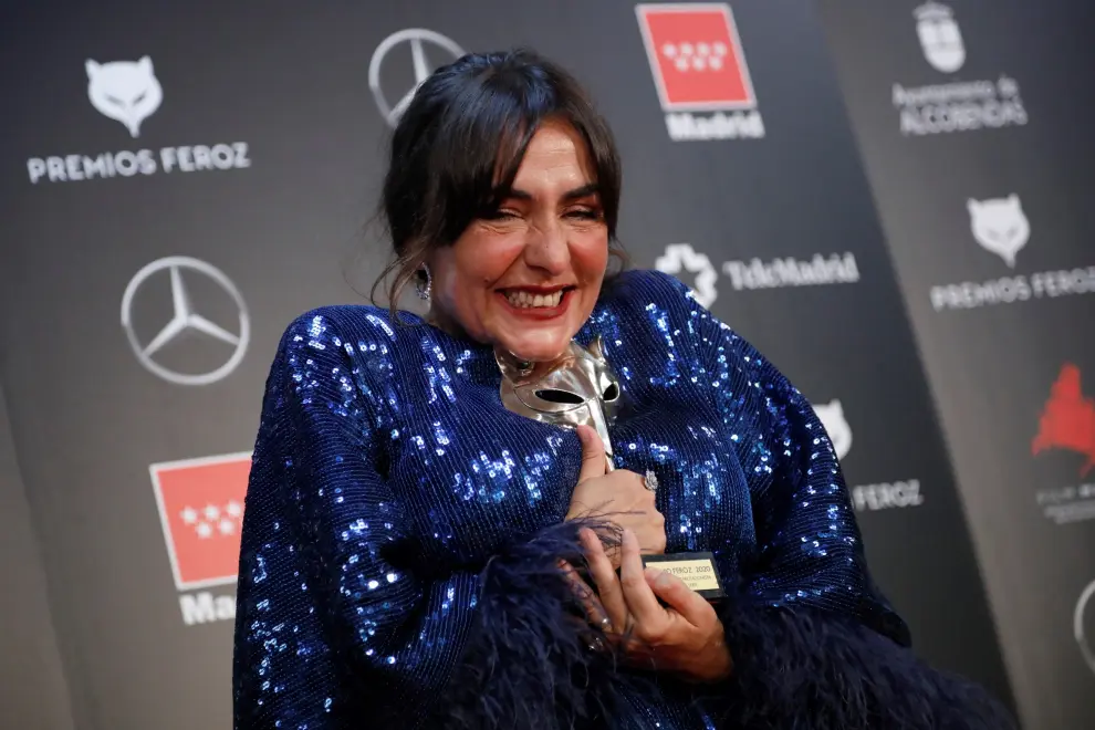La actriz Candela Peña posa con el premio a "Mejor actriz protagonista de una serie" por su trabajo en "Hierro"