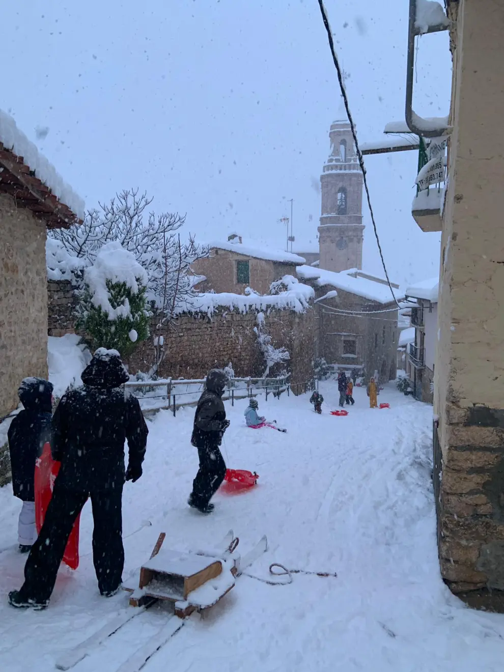 Más de medio centenar de vecinos y visitantes están aislados en Tronchón por la nieve desde el domingo