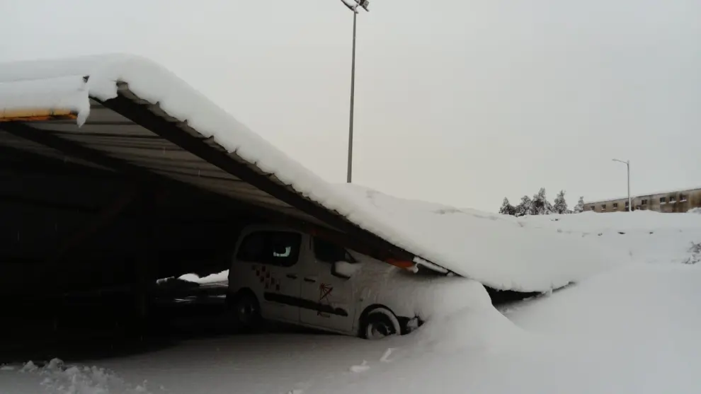 Parquin de la central térmica de Andorra. El tejado no ha aguantado el peso de la nieve.