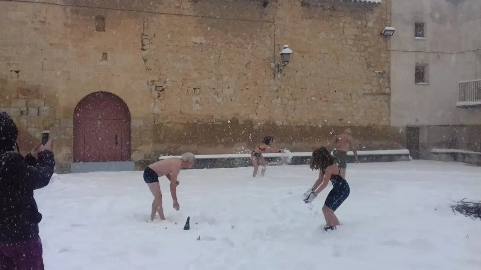 Un grupo de valientes desafía al frío en Torre de Arcas.