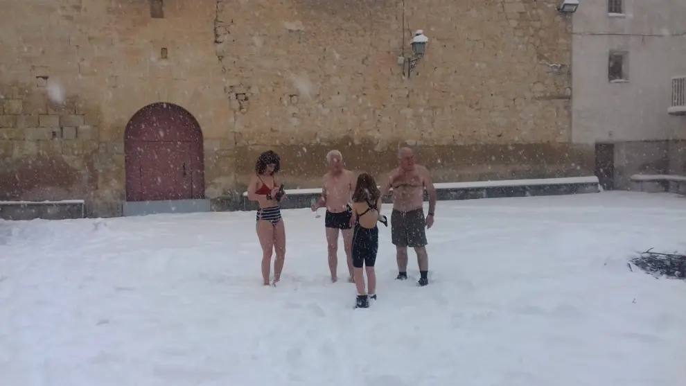 Un grupo de valientes desafía al frío en Torre de Arcas.