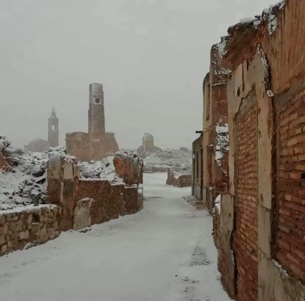 La borrasca Gloria cubre de nieve el pueblo viejo de Belchite