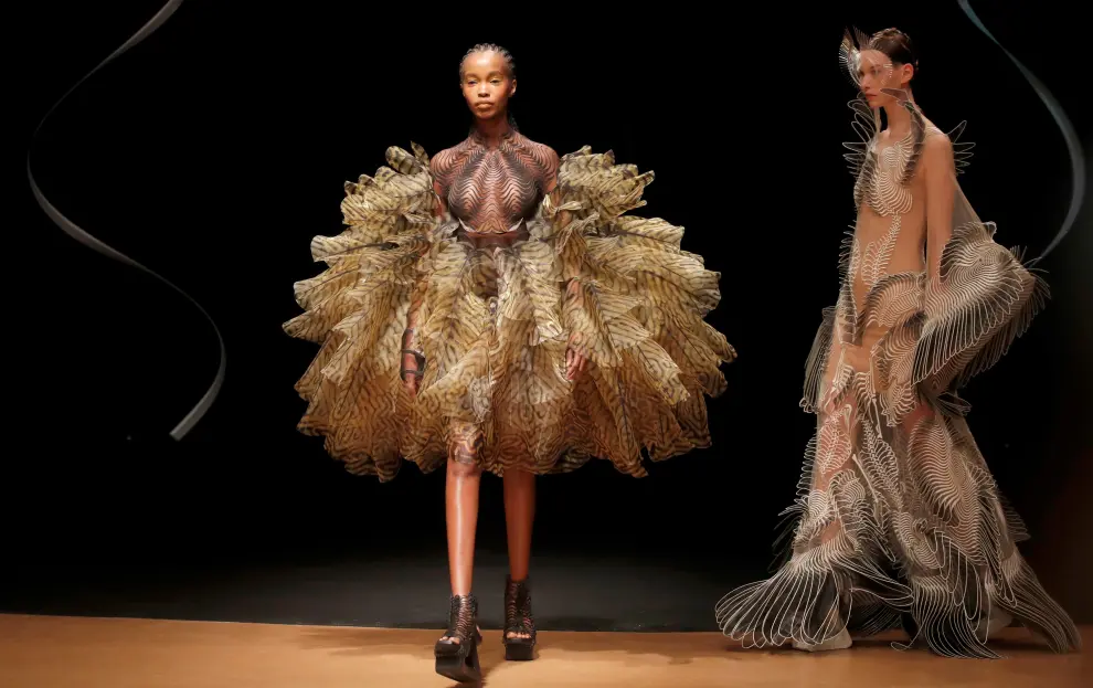 Models present creations by designer Iris van Herpen as part of her Haute Couture Spring/Summer 2020 collection show in Paris, France, January 20, 2020. REUTERS/Charles Platiau [[[REUTERS VOCENTO]]] FASHION-PARIS/HAUTE COUTURE