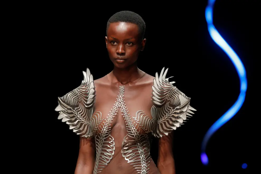 A model presents a creation by designer Iris van Herpen as part of her Haute Couture Spring/Summer 2020 collection show in Paris, France, January 20, 2020. REUTERS/Charles Platiau [[[REUTERS VOCENTO]]] FASHION-PARIS/HAUTE COUTURE