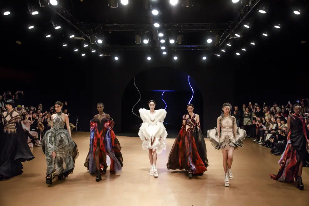 Paris (France), 20/01/2020.- Models present creations from the Spring/Summer 2020 Haute Couture collection by Dutch designer Iris Van Herpen during the Paris Fashion Week, in Paris, France, 20 January 2020. The presentation of the Haute Couture collections runs from 20 to 23 January 2020. (Moda, Francia) EFE/EPA/CHRISTOPHE PETIT TESSON Iris Van Herpen - Runway - Paris Haute Couture Fashion Week S/S 2020