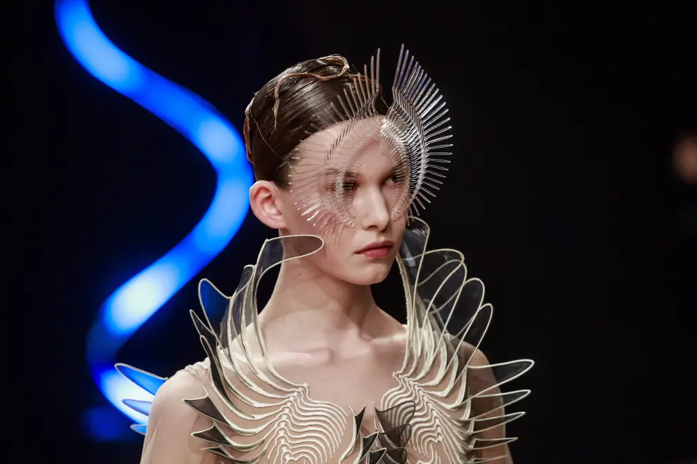 Paris (France), 20/01/2020.- A model presents a creation from the Spring/Summer 2020 Haute Couture collection by Dutch designer Iris Van Herpen during the Paris Fashion Week, in Paris, France, 20 January 2020. The presentation of the Haute Couture collections runs from 20 to 23 January 2020. (Moda, Francia) EFE/EPA/CHRISTOPHE PETIT TESSON Iris Van Herpen - Runway - Paris Haute Couture Fashion Week S/S 2020