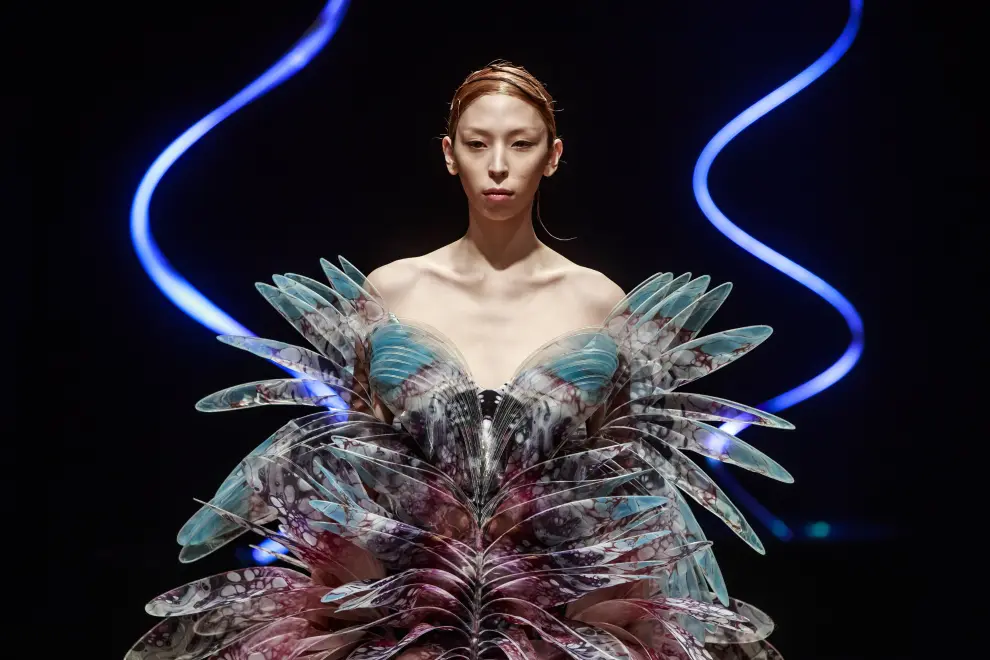 Paris (France), 20/01/2020.- A model presents a creation from the Spring/Summer 2020 Haute Couture collection by Dutch designer Iris Van Herpen during the Paris Fashion Week, in Paris, France, 20 January 2020. The presentation of the Haute Couture collections runs from 20 to 23 January 2020. (Moda, Francia) EFE/EPA/CHRISTOPHE PETIT TESSON Iris Van Herpen - Runway - Paris Haute Couture Fashion Week S/S 2020