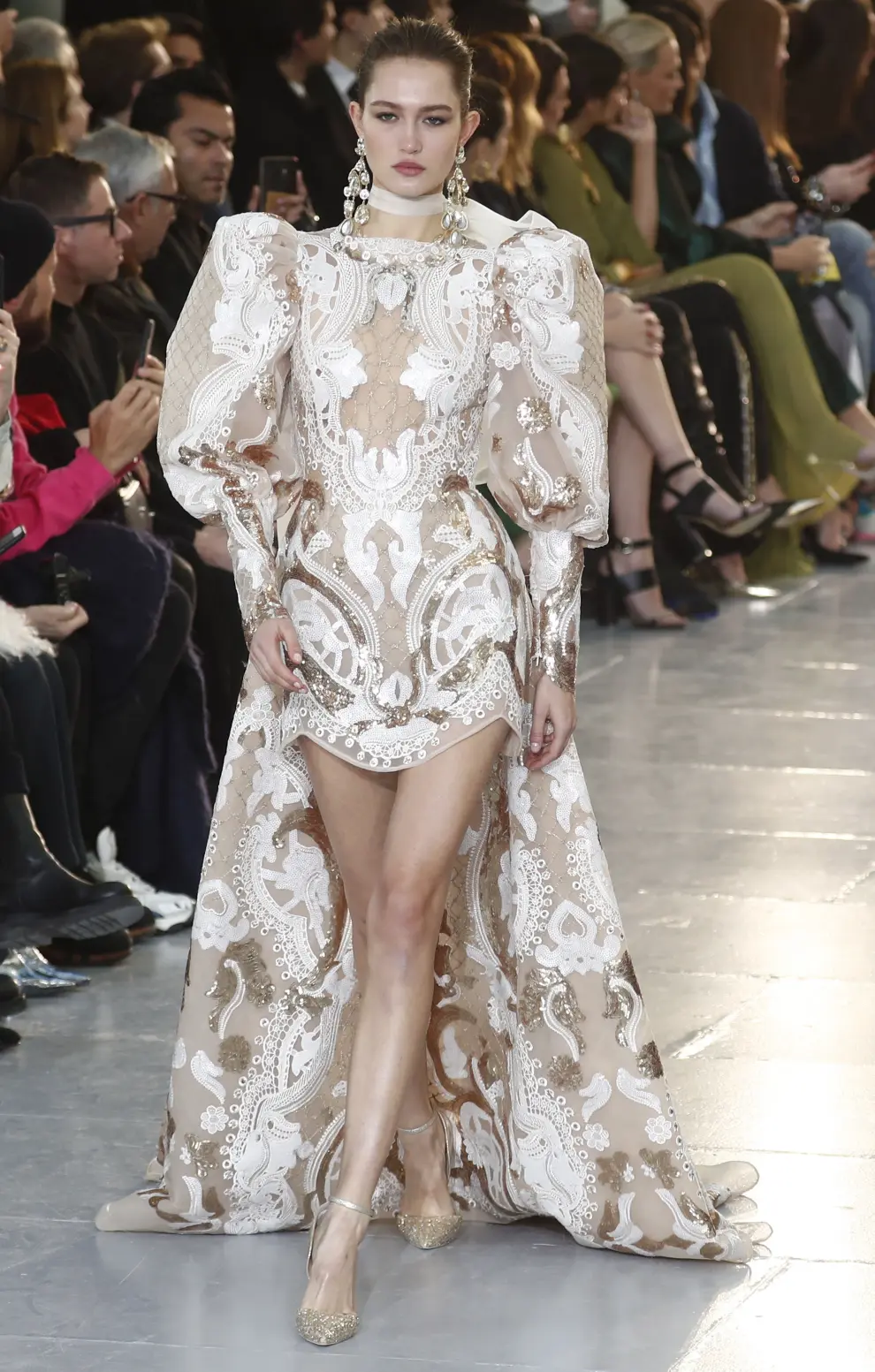 Paris (France), 22/01/2020.- A model presents a creation from the Spring/Summer 2020 Haute Couture collection by Lebanese designer Elie Saab during the Paris Fashion Week, in Paris, France, 22 January 2020. The presentation of the Haute Couture collections runs from 20 to 23 January 2020. (Moda, Francia) EFE/EPA/IAN LANGSDON Elie Saab - Runway - Paris Haute Couture Fashion Week S/S 2020