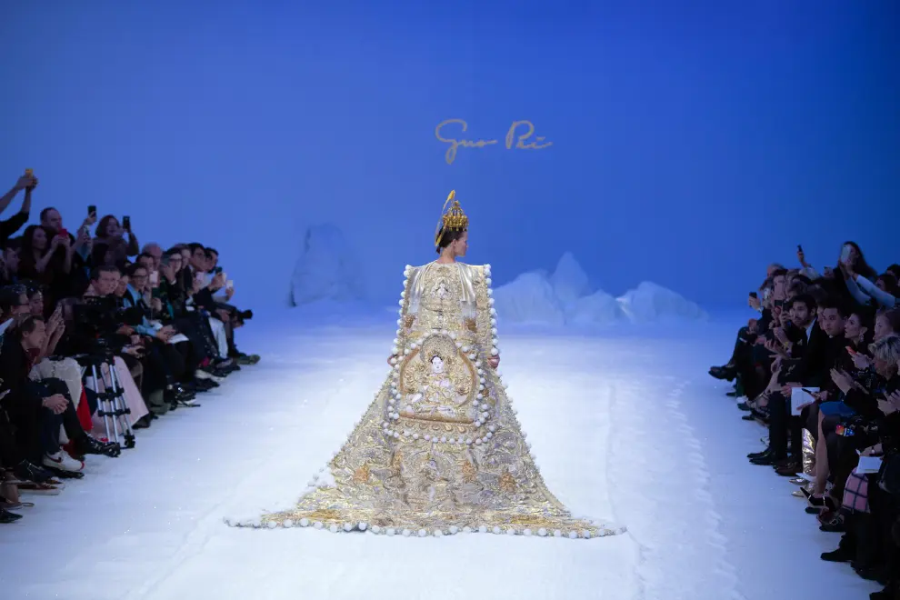 Paris (France), 22/01/2020.- A model presents a creation from the Spring/Summer 2020 Haute Couture collection by Chinese designer Guo Pei during the Paris Fashion Week, in Paris, France, 22 January 2020. The presentation of the Haute Couture collections runs from 20 to 23 January 2020. (Moda, Francia) EFE/EPA/CAROLINE BLUMBERG Guo Pei - Runway - Paris Haute Couture Fashion Week S/S 2020