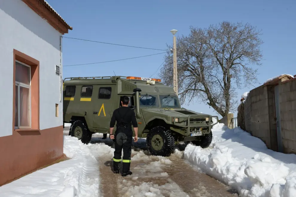 La máquina quitanieves y la UME (Unidad Militar de Emergencias) han llegado este miércoles a la localidad turolense de Fuenferrada