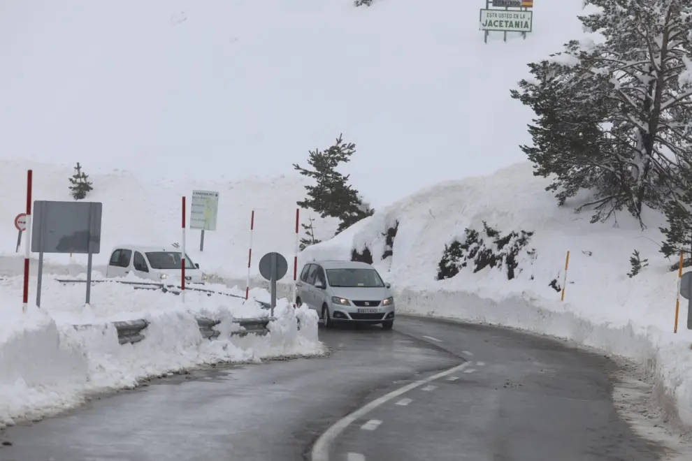 Nieve acumulada en las márgenes de la carretera en el puerto de Somport (Canfranc).