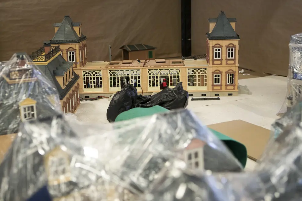 Preparativos para la exposición de Playmobil en Etopia que se inaugura este viernes.
