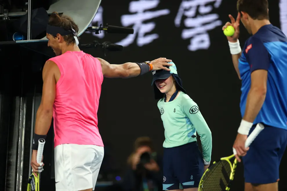 Tennis - Australian Open - Second Round - Melbourne Park, Melbourne, Australia - January 23, 2020. Spain's Rafael Nadal speaks with a ball girl after she is struck with a ball during the match against Argentina's Federico Delbonis. REUTERS/Kai Pfaffenbach [[[REUTERS VOCENTO]]] TENNIS-AUSOPEN/