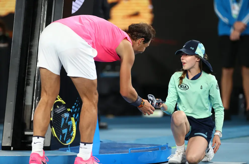 Tennis - Australian Open - Second Round - Melbourne Park, Melbourne, Australia - January 23, 2020. Spain's Rafael Nadal speaks with a ball girl after she is struck with a ball during the match against Argentina's Federico Delbonis. REUTERS/Kai Pfaffenbach [[[REUTERS VOCENTO]]] TENNIS-AUSOPEN/