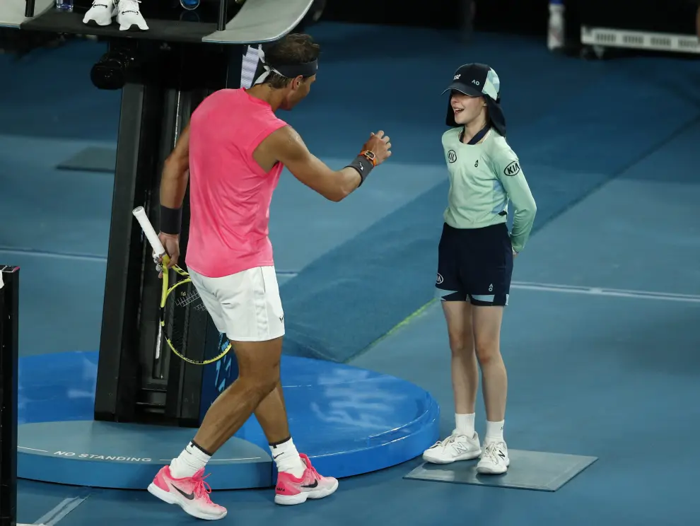 Tennis - Australian Open - Second Round - Melbourne Park, Melbourne, Australia - January 23, 2020. Spain's Rafael Nadal speaks with a ball girl after she is struck with a ball during the match against Argentina's Federico Delbonis. REUTERS/Hannah McKay [[[REUTERS VOCENTO]]] TENNIS-AUSOPEN/