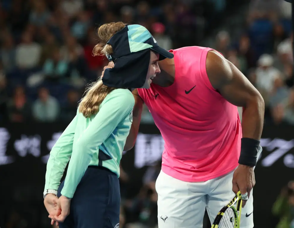 Tennis - Australian Open - Second Round - Melbourne Park, Melbourne, Australia - January 23, 2020. Spain's Rafael Nadal speaks with a ball girl after she is struck with a ball during the match against Argentina's Federico Delbonis. REUTERS/Edgar Su [[[REUTERS VOCENTO]]] TENNIS-AUSOPEN/
