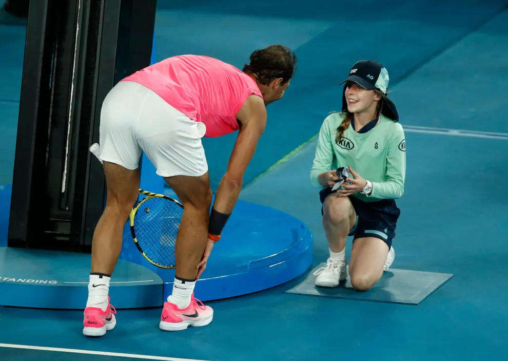 Tennis - Australian Open - Second Round - Melbourne Park, Melbourne, Australia - January 23, 2020. Spain's Rafael Nadal speaks with a ball girl after she is struck with a ball during the match against Argentina's Federico Delbonis. REUTERS/Hannah McKay [[[REUTERS VOCENTO]]] TENNIS-AUSOPEN/