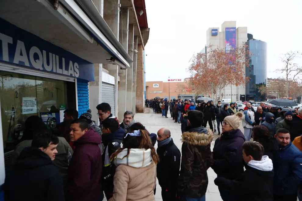 Aficionados del Real Zaragoza compran sus entradas para el partido de Copa del Rey contra el Real Madrid.