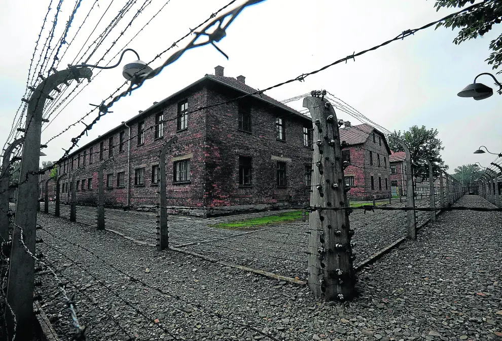 Bloques y alambradas pertenencientes al Auschwitz original.