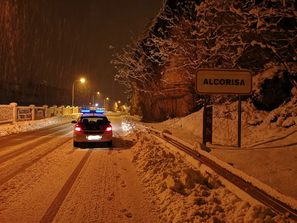 Imágenes de la Guardia Civil de tráfico, durante el temporal de nieve en Teruel