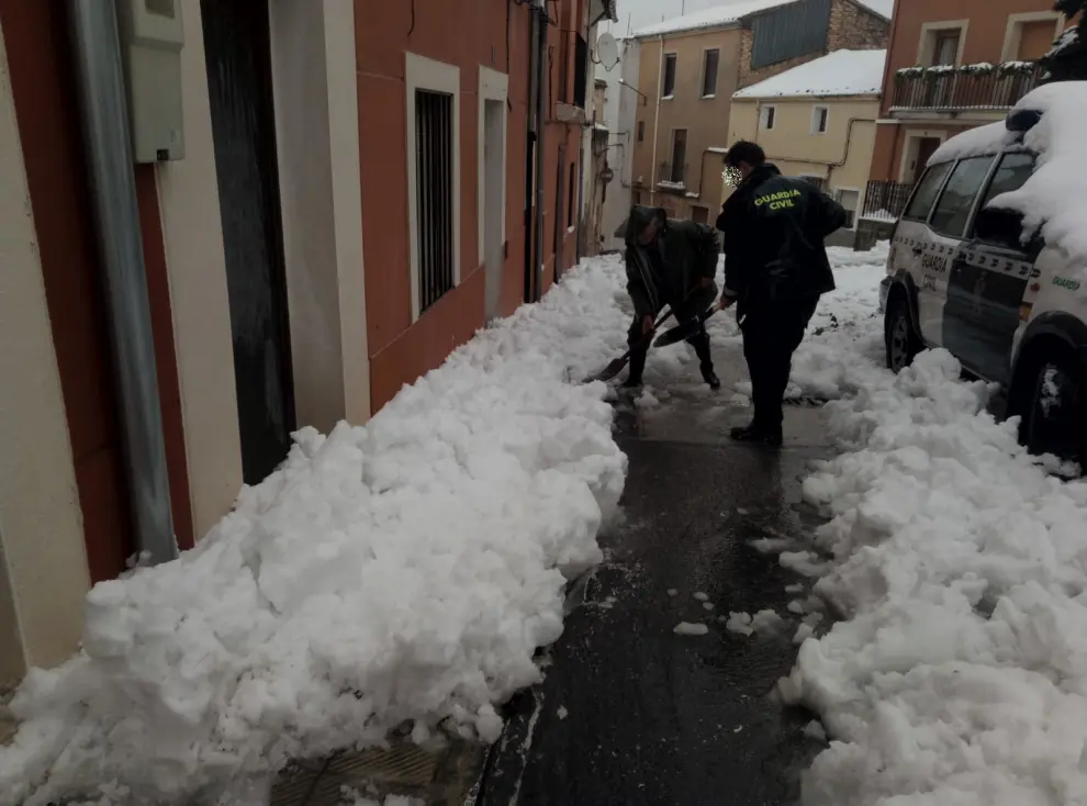 Imágenes de la Guardia Civil de tráfico, durante el temporal de nieve en Teruel