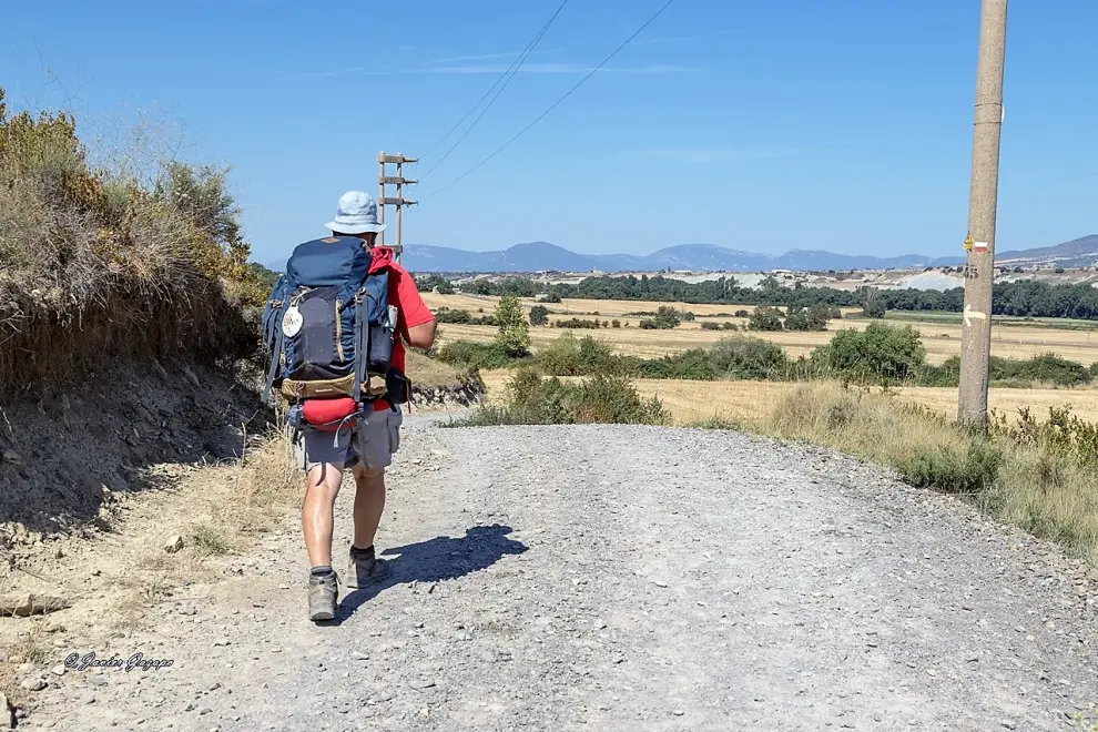 Un peregrino avanza por el Camino de Santiago que pasa por la comarca de la Jacetania
