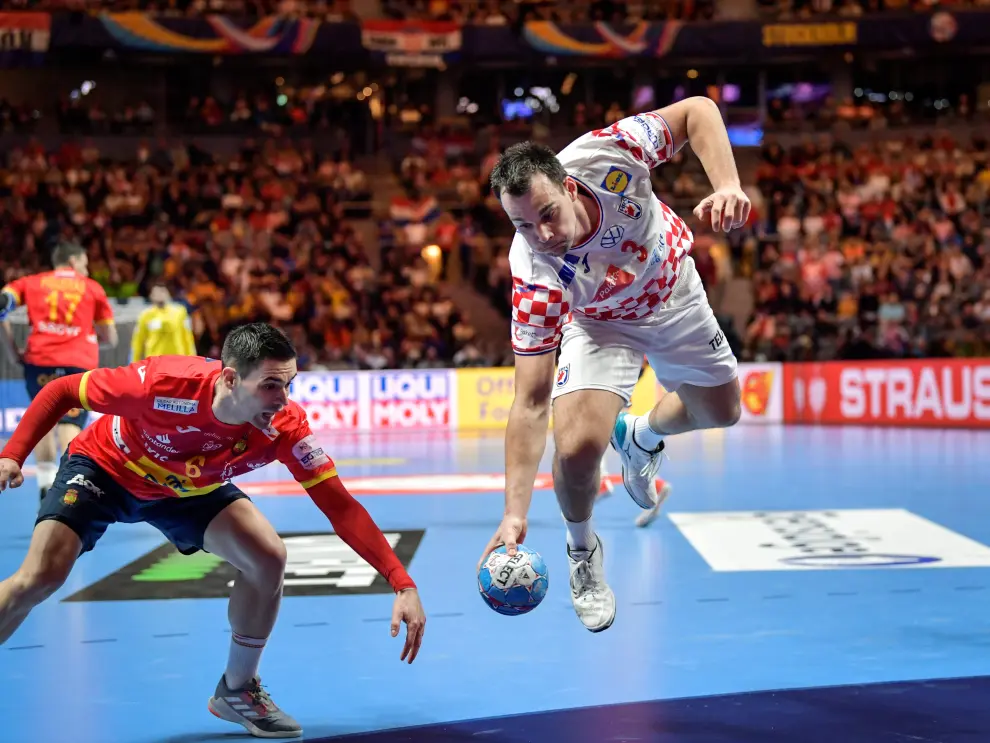 2020 European Handball Championship - Final - Spain v Croatia - Stockholm, Sweden - January 26, 2020 - Croatia's Marino Maric and Spain's Angel Fernandez Perez in action. Anders Wiklund/TT News Agency/via REUTERS ATTENTION EDITORS - THIS IMAGE WAS PROVIDED BY A THIRD PARTY. SWEDEN OUT. NO COMMERCIAL OR EDITORIAL SALES IN SWEDEN. [[[REUTERS VOCENTO]]]