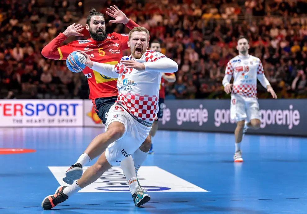 2020 European Handball Championship - Final - Spain v Croatia - Stockholm, Sweden - January 26, 2020 - Croatia's Marino Maric with Spain's Jorge Maqueda Pena and Adrian Figueras Trejo in action. Anders Wiklund/TT News Agency/via REUTERS ATTENTION EDITORS - THIS IMAGE WAS PROVIDED BY A THIRD PARTY. SWEDEN OUT. NO COMMERCIAL OR EDITORIAL SALES IN SWEDEN. [[[REUTERS VOCENTO]]]
