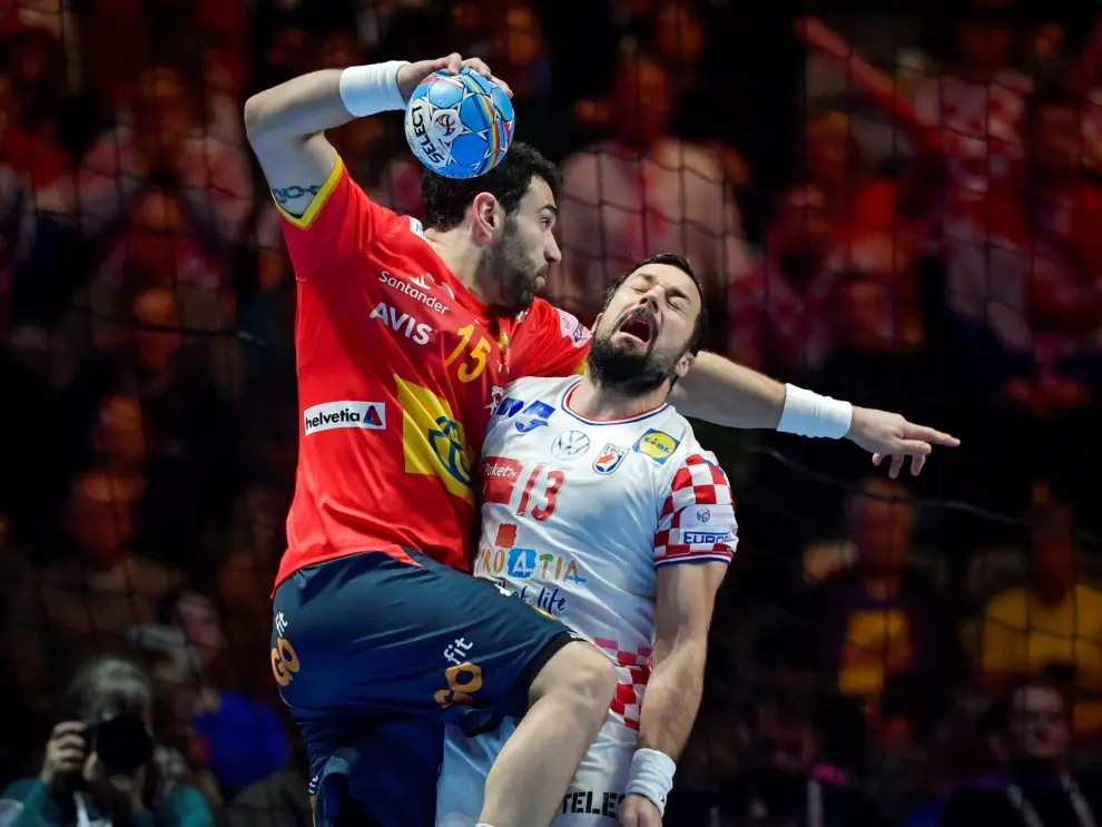2020 European Handball Championship - Final - Spain v Croatia - Stockholm, Sweden - January 26, 2020 - Spain's Iosu Goni Leoz and Croatia's Zlatko Horvat in action . Anders Wiklund/TT News Agency/via REUTERS ATTENTION EDITORS - THIS IMAGE WAS PROVIDED BY A THIRD PARTY. SWEDEN OUT. NO COMMERCIAL OR EDITORIAL SALES IN SWEDEN. [[[REUTERS VOCENTO]]]